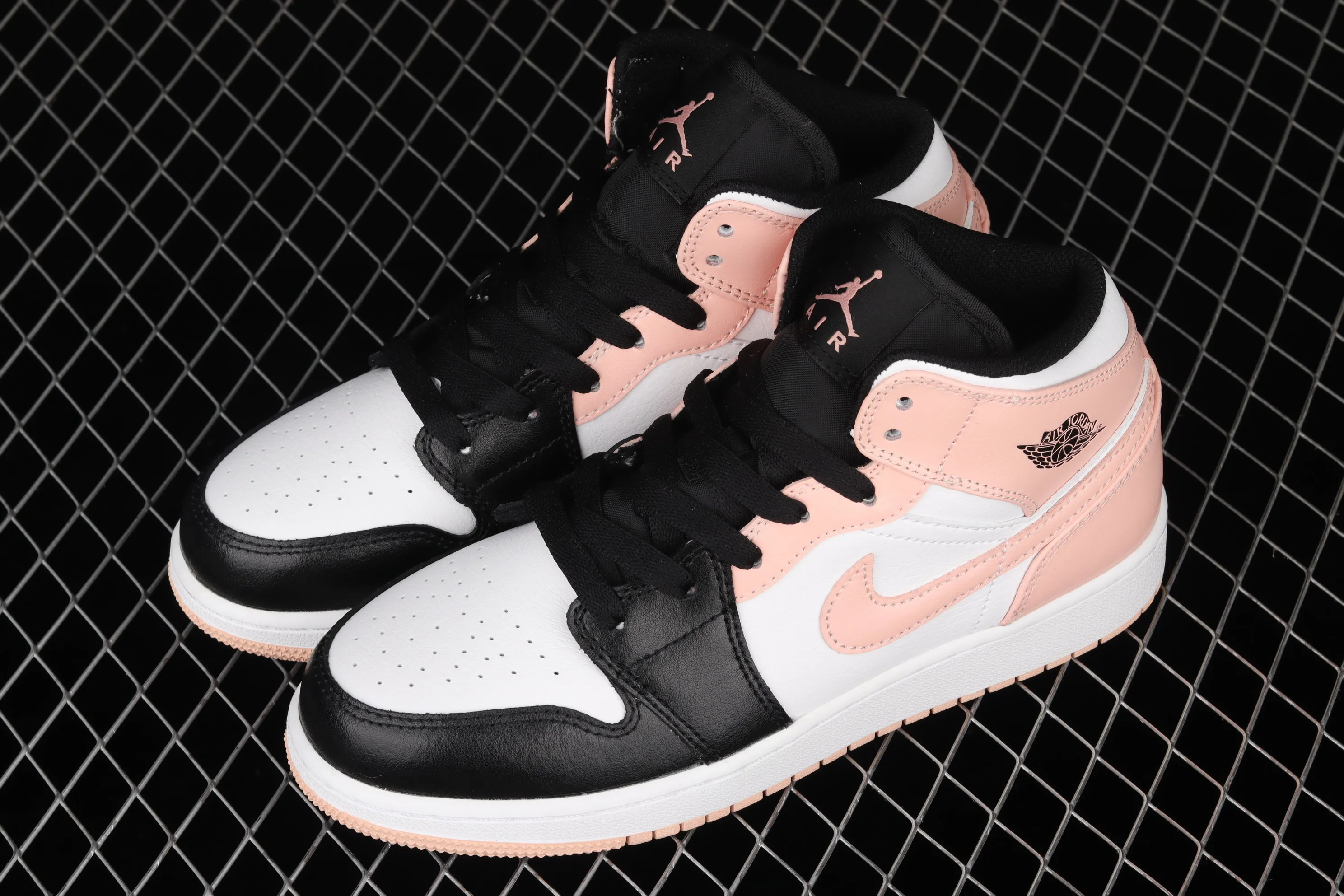 All categories Air Jordan Jordan series basketball shoes Air Jordan 1 Mid G version pure original Air Jordan 1 Mid AJ1 Joe 1 black and white powder Zhongbang basketball shoes 554725-133